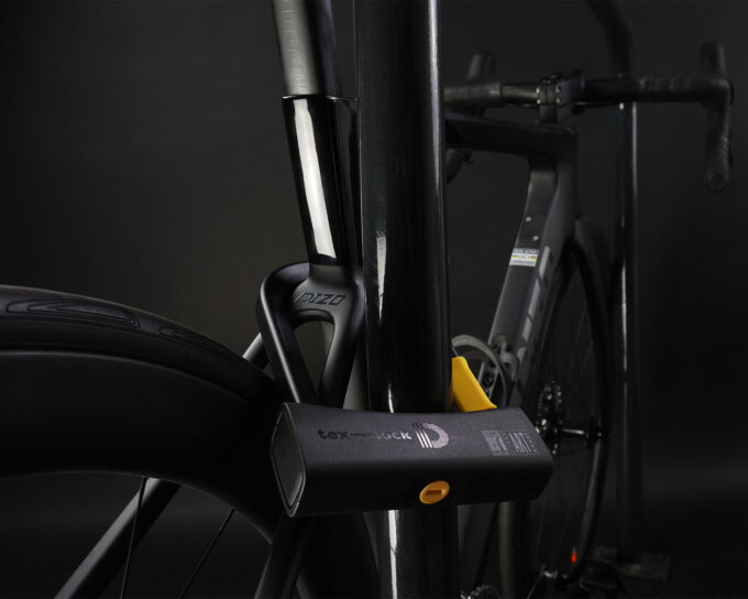 D-lock Bügelschloss sichert Fahrrad an Sattelstange mit Fahrradständer