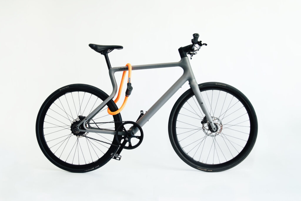 Flexibles Textilschloss tex-lock orbit in orange am urwahn Fahrradrahmen und Reifen