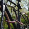 Fahrrad am Hinterrad, Vorderrad und Fahrradrahmen mit D-lock Bügelschloss und eyelet-Textilseil in chateau red am Fahrradständer angeschlossen