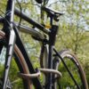 Fahrrad am Hinterrad, Vorderrad und Fahrradrahmen mit D-lock Bügelschloss und eyelet-Textilseil in wild hemp am Fahrradständer angeschlossen