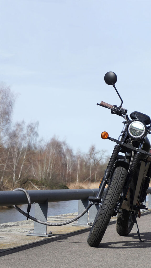 Fahrradschloss-Verlängerung tex–lock eyelet in grau sichert Motorrad an Leitplanke ab