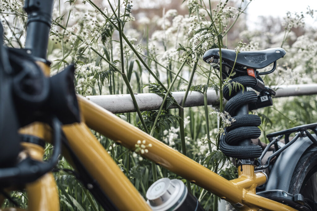 Tex-lock eyelet schwarz mit U-Lock am Fahrradständer in der Natur