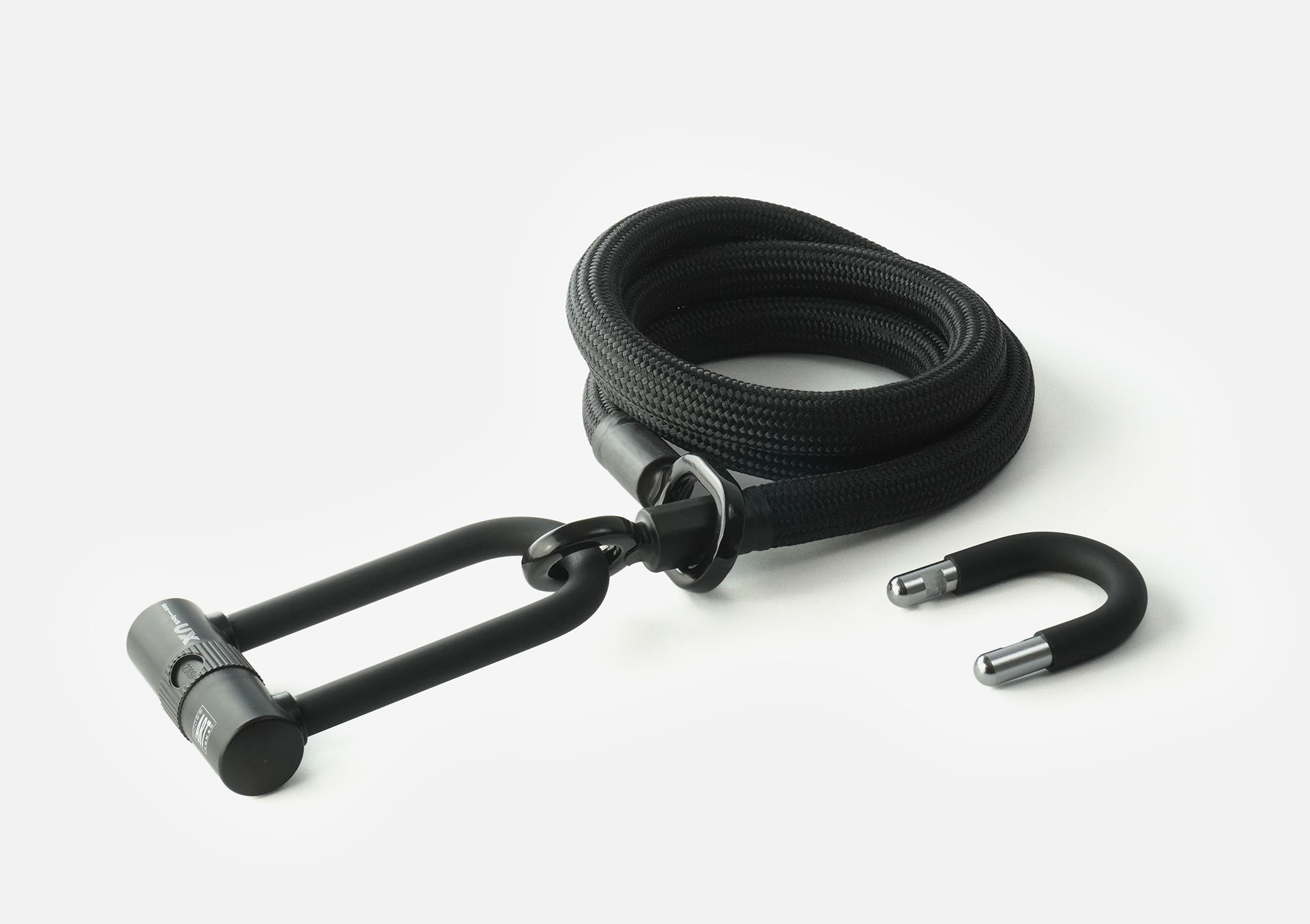 tex–lock eyelet in onyx black, Größe L, ineinander gewickelt mit X-lock am Seilende, kürzerer U-lock Bügel daneben