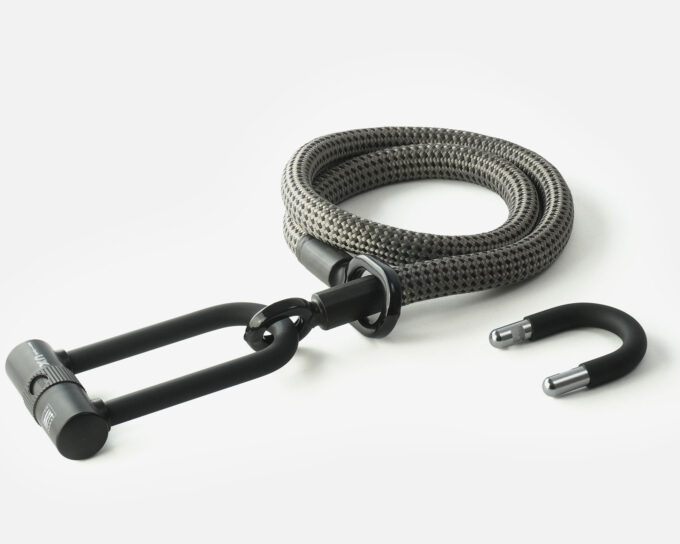 tex–lock eyelet in electric grey, Größe M, ineinander gewickelt mit X-lock am Seilende, kürzerer U-lock Bügel daneben