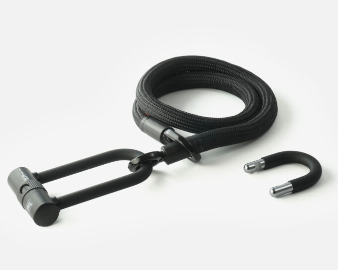 tex–lock eyelet in onyx black, Größe M, ineinander gewickelt mit X-lock am Seilende, kürzerer U-lock Bügel daneben