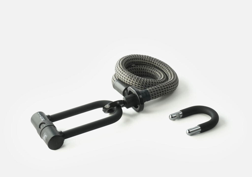 tex–lock eyelet in electric grey, Größe S, ineinander gewickelt mit X-lock am Seilende, kürzerer U-lock Bügel daneben