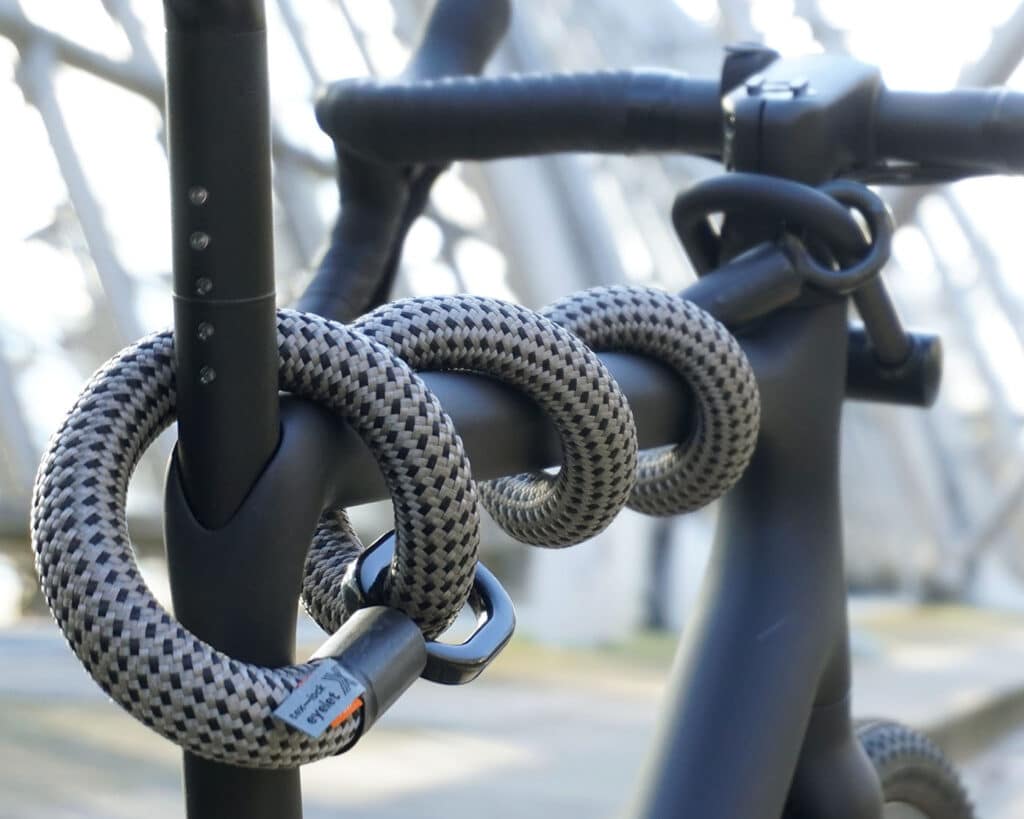 textile Bügelschloss-Verlängerung tex–lock eyelet in grau-schwarz um Oberrohr gewickelt