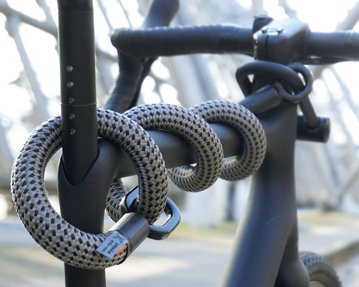 textile Bügelschloss-Verlängerung tex–lock eyelet in grau-schwarz um Oberrohr gewickelt