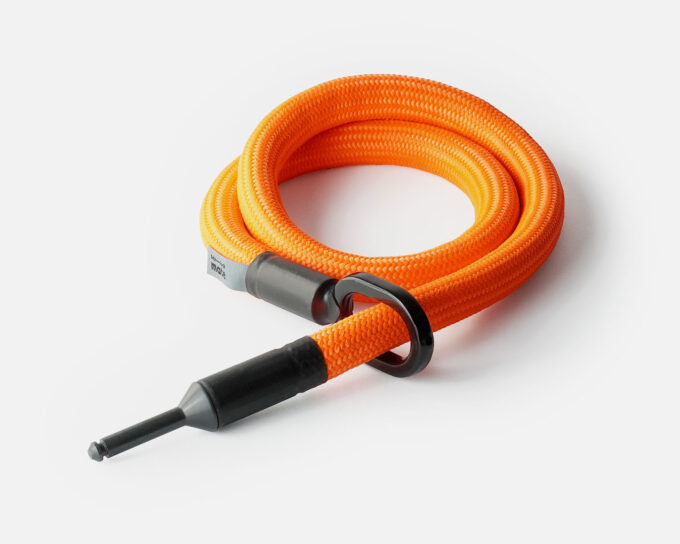 tex–lock mate in acid orange ineinander gewickelt mit Schließbolzen durch Metallöse