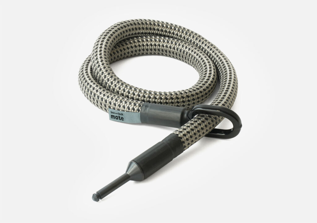 tex–lock mate in electric grey, ineinander gewickelt mit Schließbolzen durch Metallöse