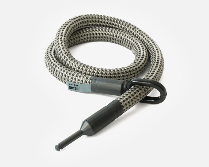 tex–lock mate in electric grey, ineinander gewickelt mit Schließbolzen durch Metallöse