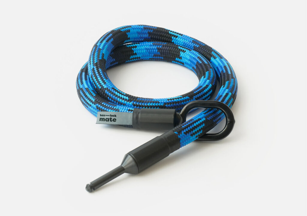 tex–lock mate in morpho blue, ineinander gewickelt mit Schließbolzen durch Metallöse
