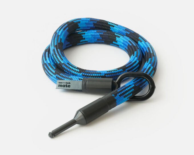 tex–lock mate in morpho blue, ineinander gewickelt mit Schließbolzen durch Metallöse