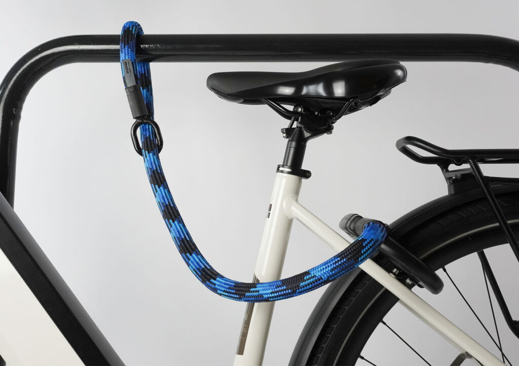 tex–lock mate in morpho blue erweitert Rahmenschloss, indem es Fahrrad an Fahrradständer sichert