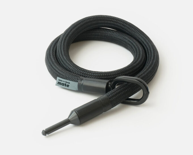 tex–lock mate in onyx black, ineinander gewickelt mit Schließbolzen durch Metallöse