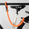 tex–lock mate in acid orange erweitert Rahmenschloss, indem es Fahrrad an Fahrradständer sichert