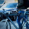 Textiles Seilschloss tex-lock orbit in schwarz sichert Fahrradrahmen an Fahrradständer an einer Straße