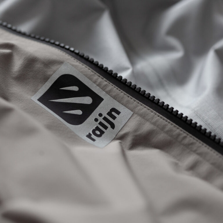 raijn Regenbekleidung Stoff grau close-up