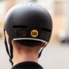 Reflektierender Aufkleber „tex—lock“ auf Fahrradhelm-Rückseite
