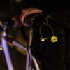 Reflektierender Aufkleber „tex—lock“ auf einem U-lock bei Nacht