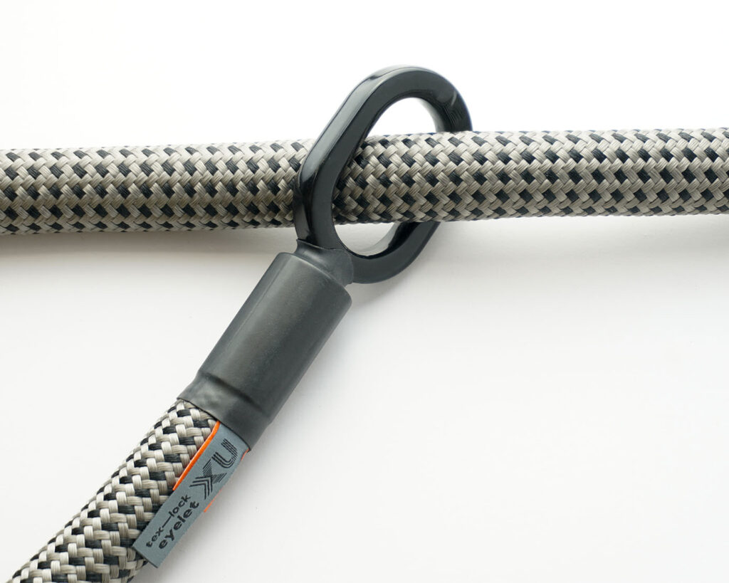 grau-schwarzes Textilseil durch gummierte Metallöse von tex–lock eyelet