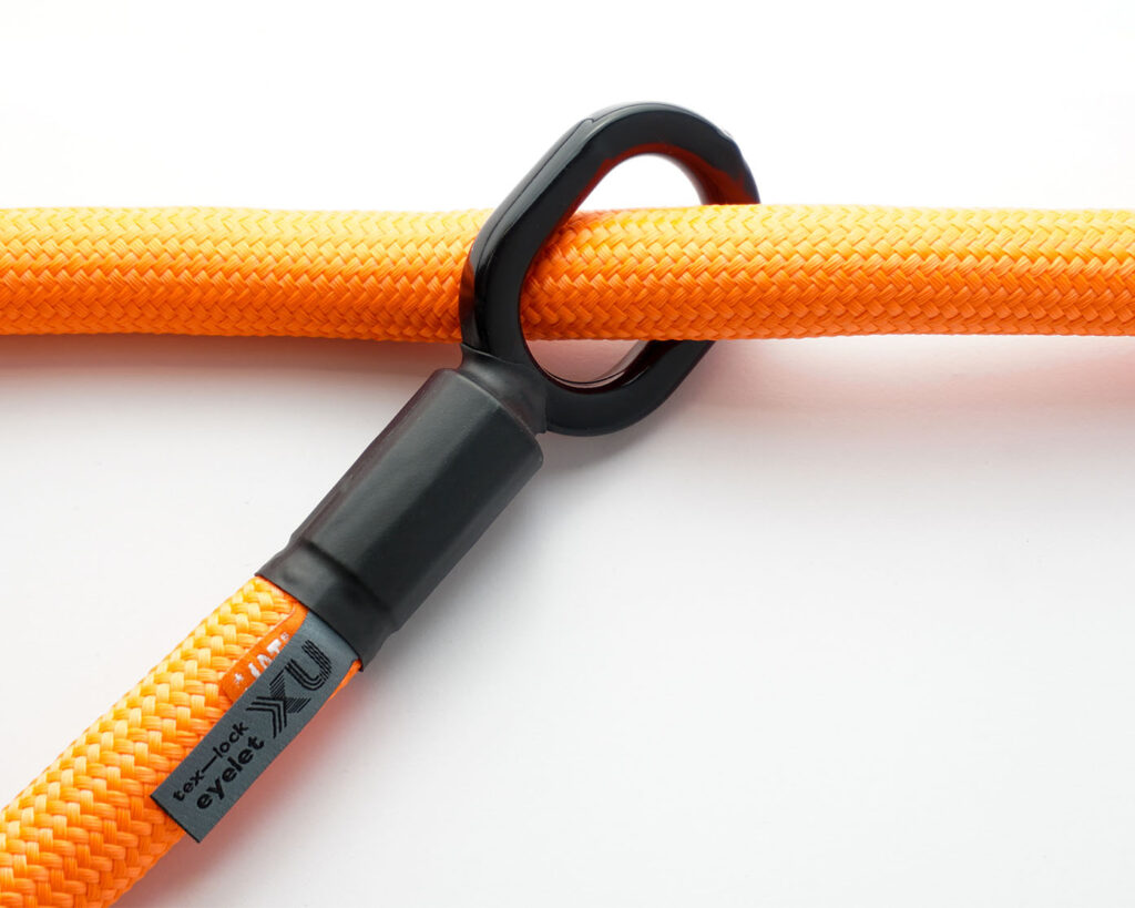 orangenes Textilseil durch gummierte Metallöse von tex–lock eyelet