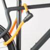 Hinterrad und Oberrohr vom Fahrrad mit orangenem Seilschloss aus Textil an Fahrradständer angeschlossen