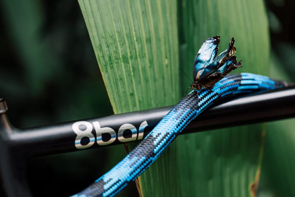tex-lock Textilseil in morpho blue an schwarzem Fahrradrahmen mit blauem Schmetterling