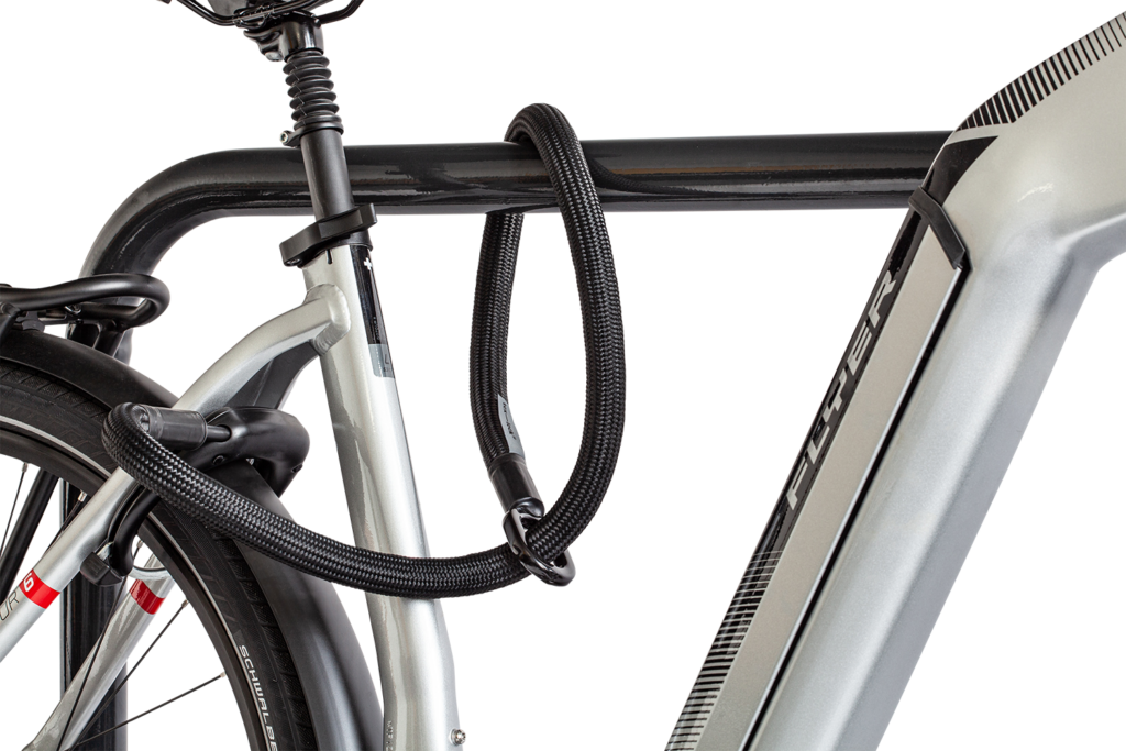 Flexible Rahmenschloss-Verlängerung tex-lock mate in schwarz sichert Rahmen an Fahrradständer