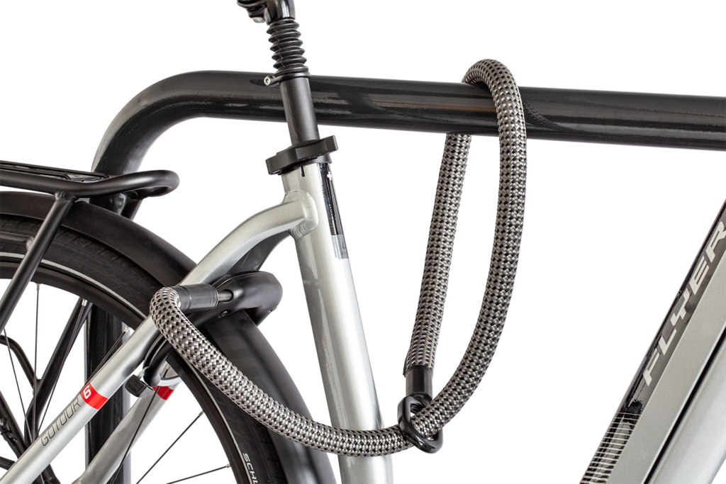 Flexible Rahmenschloss-Verlängerung tex-lock mate in grau sichert Rahmen an Fahrradständer