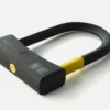 D-lock Bügelschloss in schwarz-gelbem tex-lock Design vor weißem Hintergrund