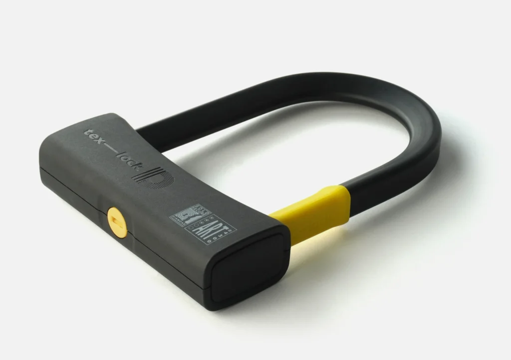 D-lock Bügelschloss in schwarz-gelbem tex-lock Design vor weißem Hintergrund