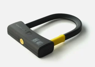 D-lock Bügelschloss in schwarz-gelbem tex-lock Design vor weißem Hintergrund