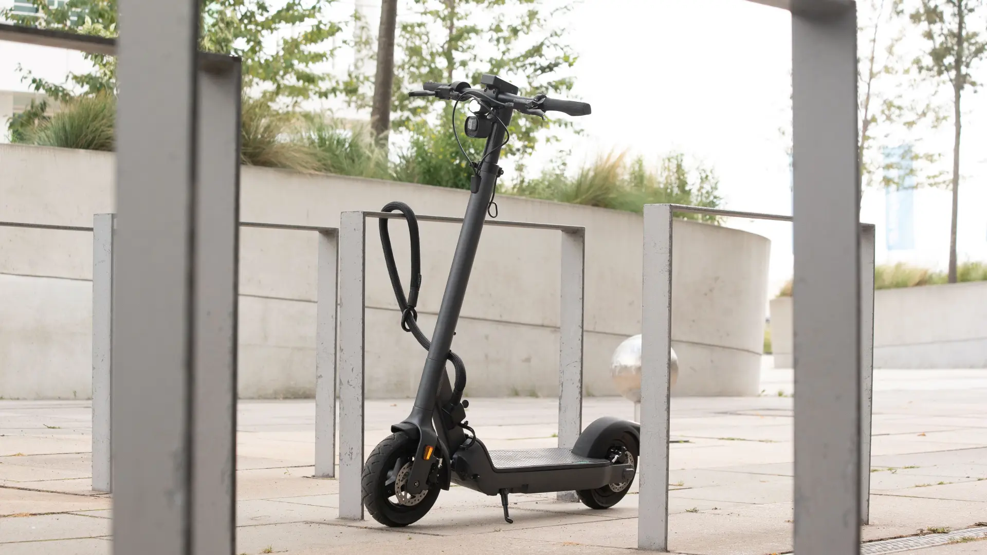 Egret mate sichert E-Scooter an Gegenstand