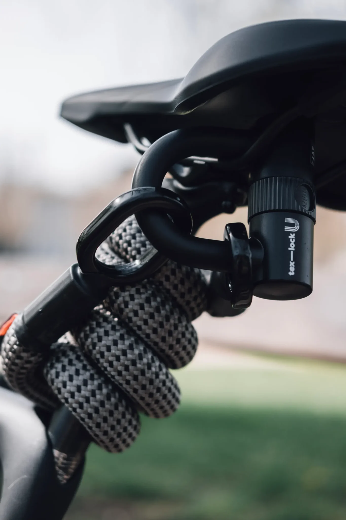 tex-lock-eyelet-electric-grey-u-lock-sattelstange