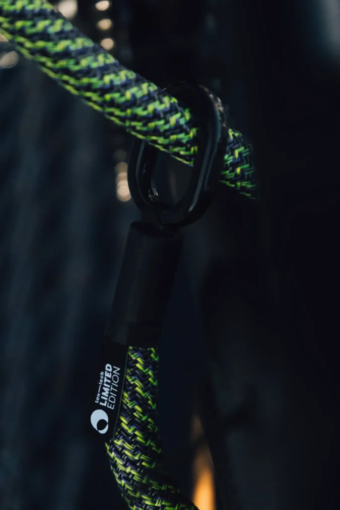 Textilseil der tex–lock limited edition in grün, lila, schwarz und grau durch Metallöse