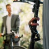 tex–lock eyelet chateau red als Fahrradschloss um E-Scooter Lenkstange gewickelt