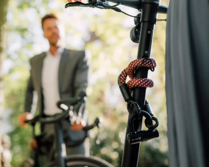tex–lock eyelet chateau red als Fahrradschloss um E-Scooter Lenkstange gewickelt