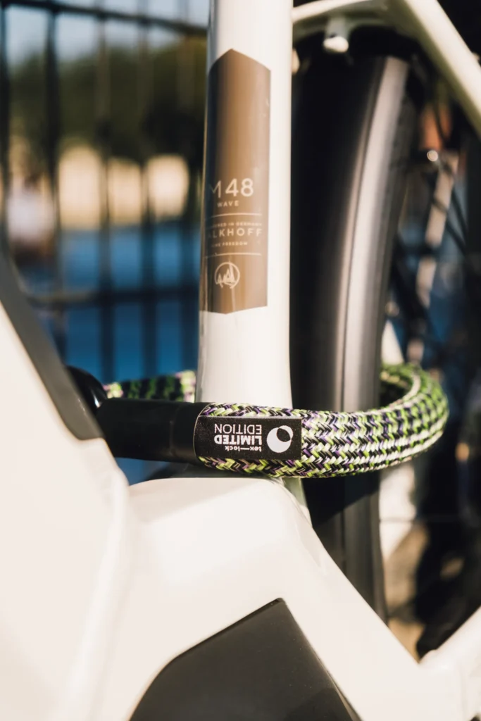 tex–lock limited edition one spirit sichert Hinterrad mit Rahmen an Zaun