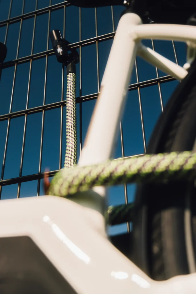 eyelet one spirit sichert Rahmen mit Hinterrad am Zaun mit u-lock