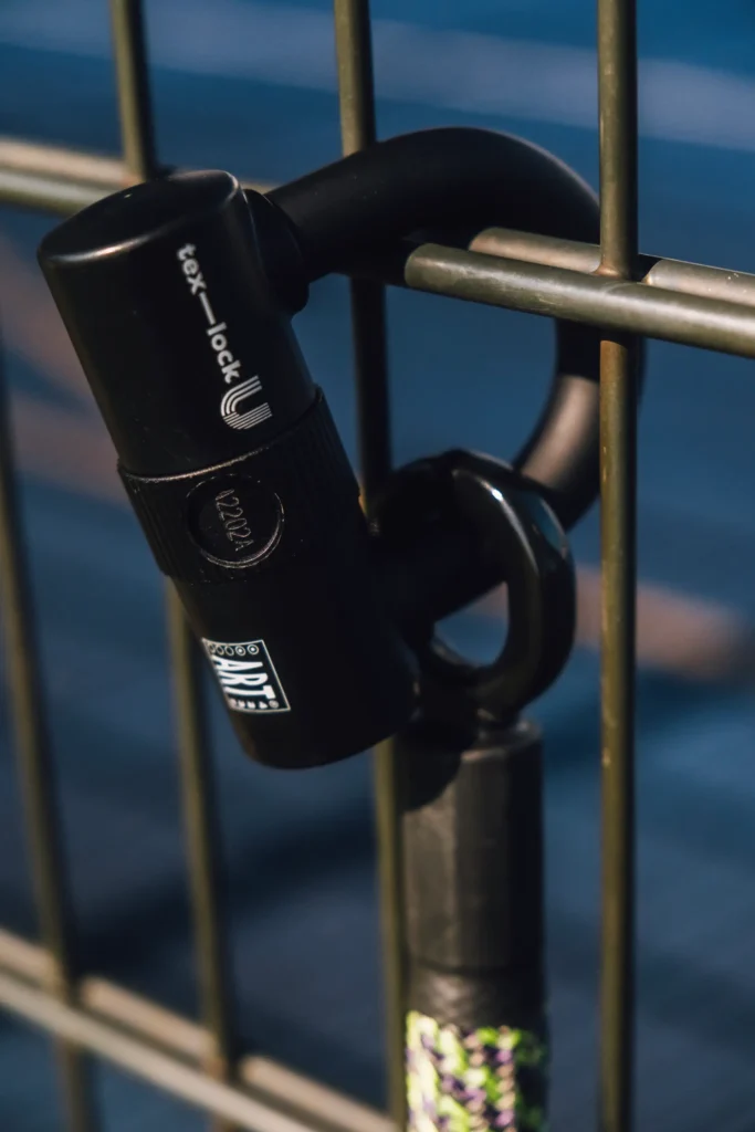 kleines Bügelschloss U-lock mit eyelet one spirit am Zaun