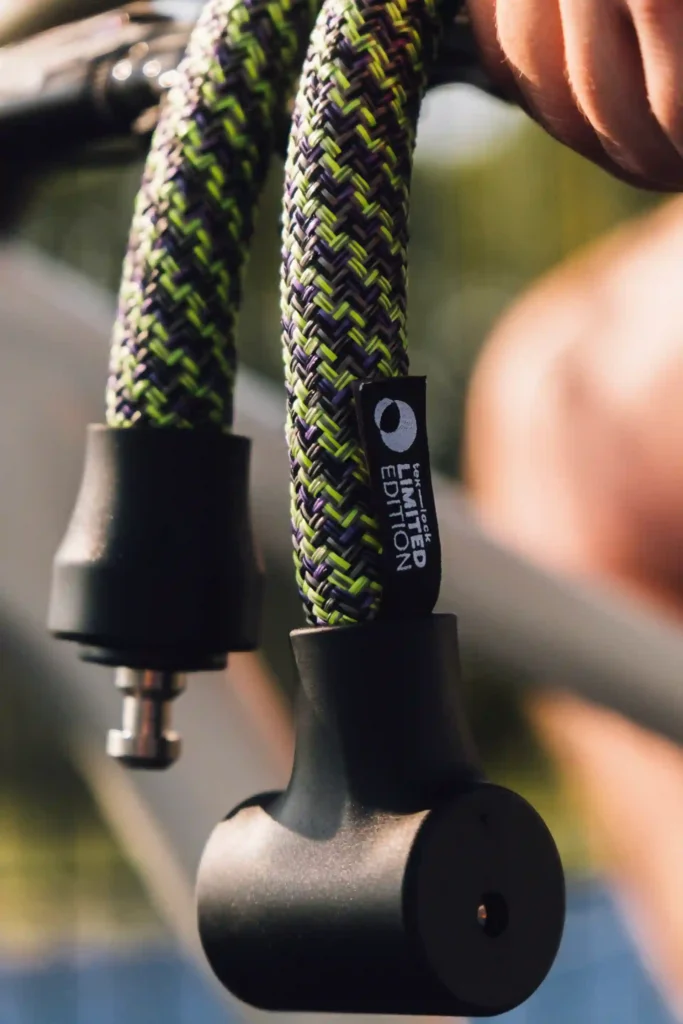 tex–lock orbit one spirit mit geöfnetem schlosskörper baumelt am lenker
