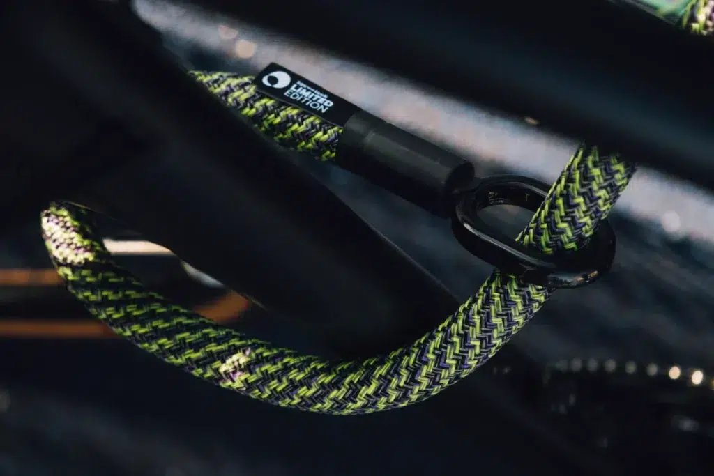 tex–lock eyelet als Special Edition 2024 one spirit flexibel um schwarzen Fahrradrahmen gewickelt