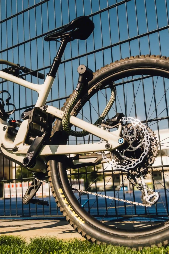 tex–lock orbit one spirit sichert bike an zaun