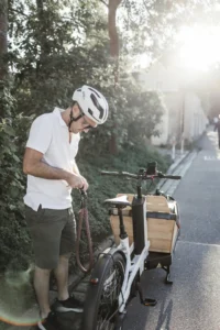 Lastenrad-Fahrer schließt tex–lock eyelet in chateau red auf, um damit das Leasing-Lastenrad anzuschließen
