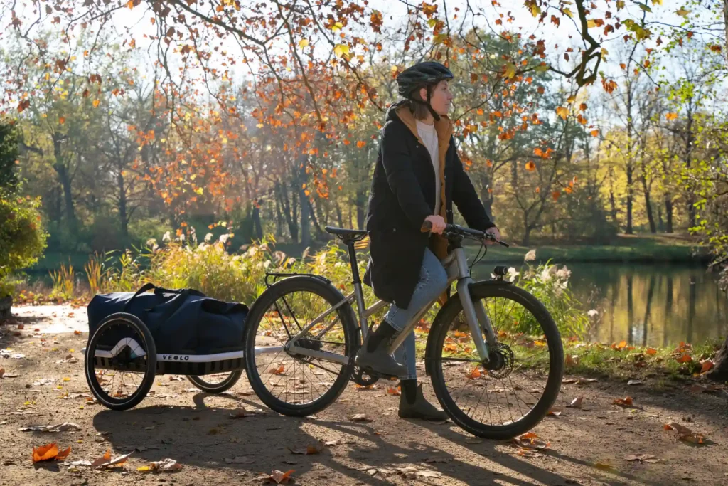 fahrradfahrerin mit veolo bike trailer im park